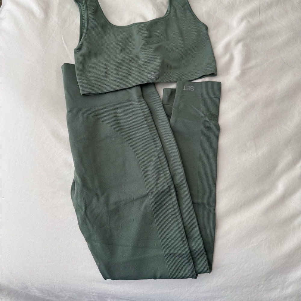 Set active leggings. With matching sports bra. Forest green color. Medium